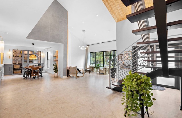 Perfect Midmod Family House with Backyard Oasis