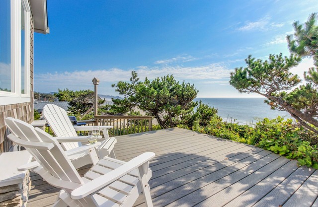Perfect oceanfront beach getaway with amazing views - walk to the beach