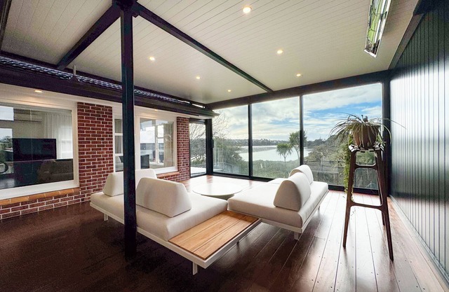 Perfect Peninsular Location - 3 BR family home.