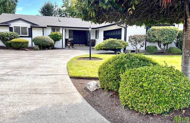 Perfect, Quiet Retreat: Park like Setting w/Big Yard - Great location to I-5!