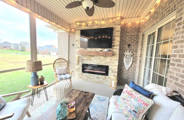 Perfect ranch style home for the Bourbon Trail w/screened-in porch