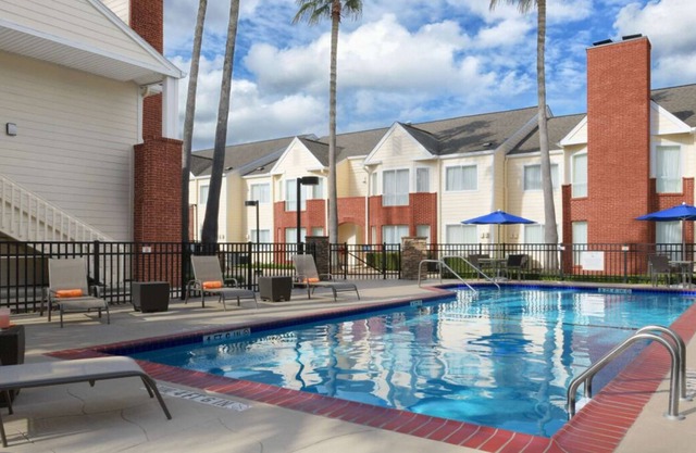 Perfect Road Trip Adventure! Pool, FREE Breakfast & Parking, Near NRG Stadium!