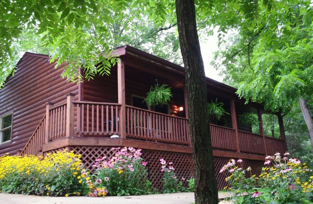 Perfect Romantic Getaway for 2 with a Porch Overlooking Creek!