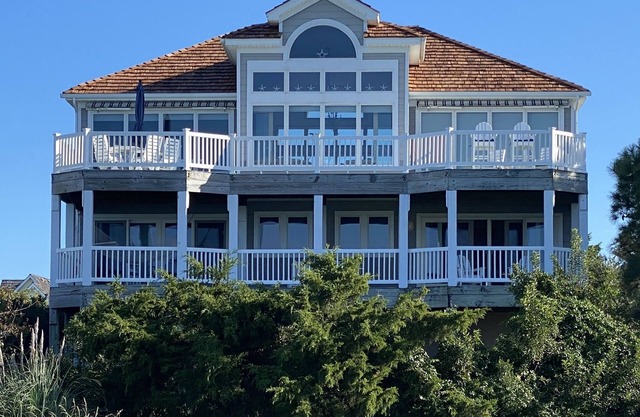 Perfect setting. Great sunsets, golf course & bayside water views- Truly Unique!