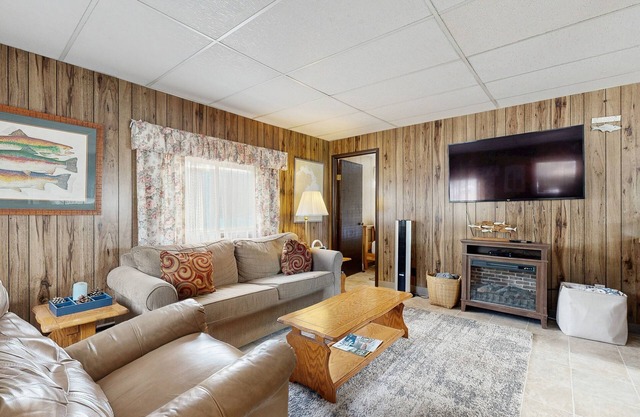Perfect Waterfront Fishing Retreat - Floating Home in the Bayview Marina