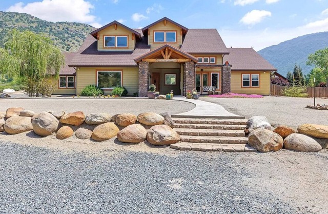 Perfect Wedding Party House, Just a Block from the Springville RANCH!