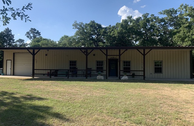 PERFECTLY CUTE COUNTRY BARDOMINIUM ON 11 ACRES