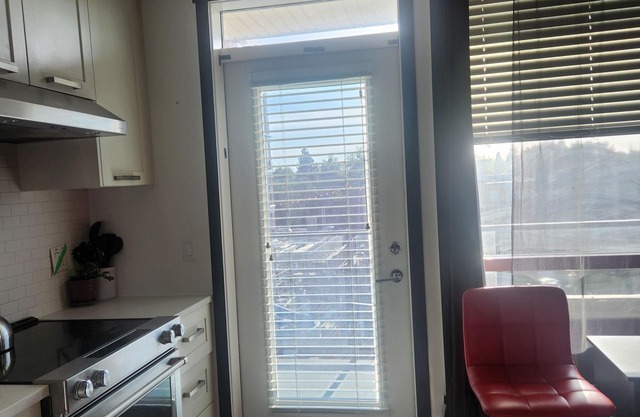 Perfectly Located in the heart of Langley entire 1 bdrm Condo!