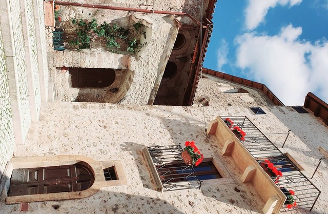 Period residence and apartments in the heart of the village of Santo Stefano di Sessanio