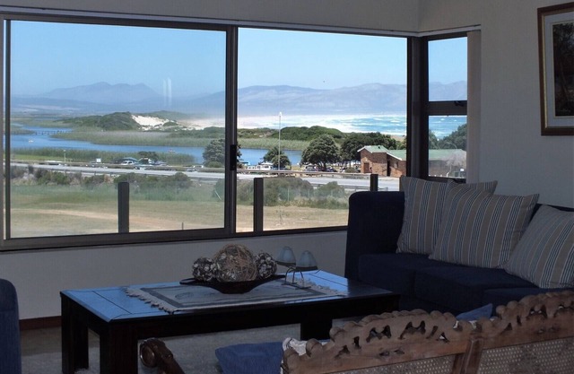 PERLEMOEN 4 : 3bedr/2bathr villa, inside BBQ. Best all round view in Kleinmond.