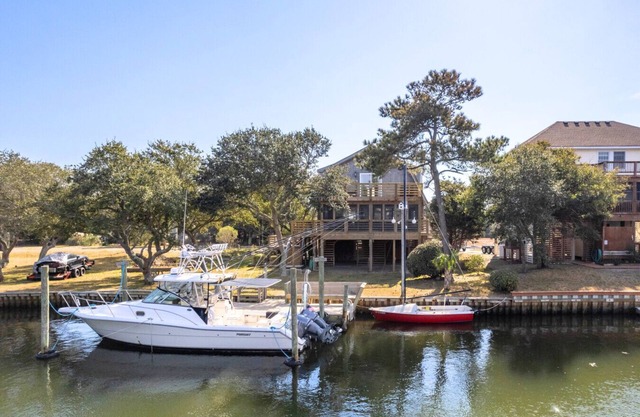 Pescadora: Waterfront Retreat w Private Dock, by Rather Be Properties