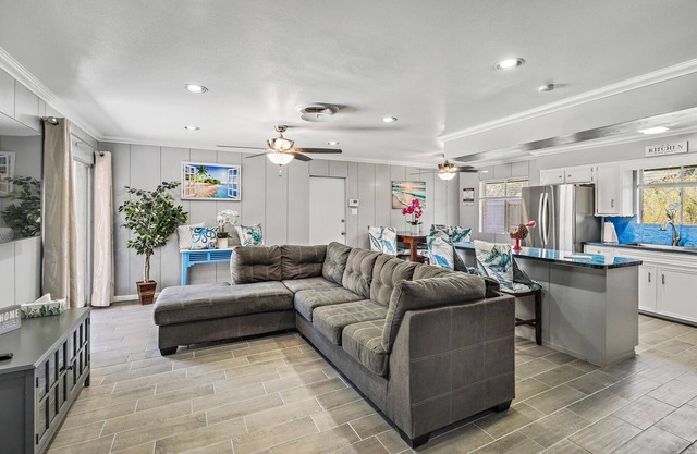 Pet&Family-Friendly | Newly Remodeled 4BR/2BA house | @Downtown& 8 mins to beach