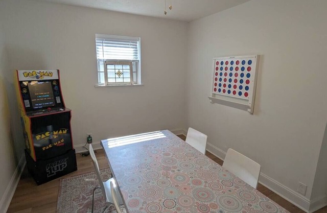 Pet & family friendly home with Arcade Game!