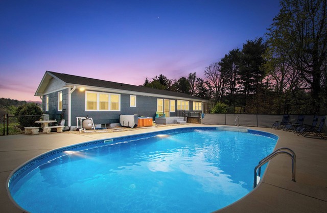 Pet Friendly 2 bed/2 bath, Hot Tub, Pool, Large Yard, West Asheville