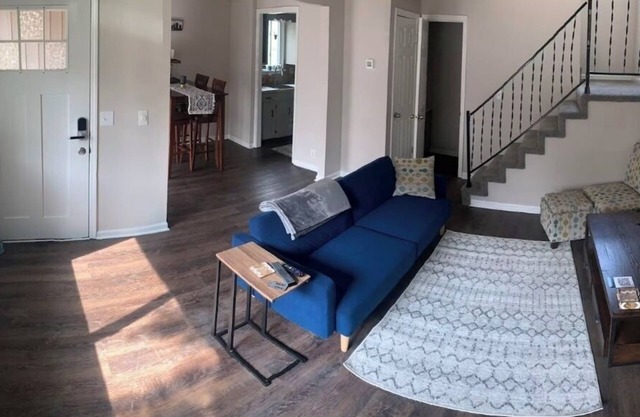Pet-friendly 2-bedroom duplex close to BNA with fast WiFi