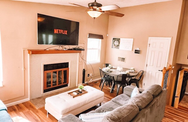 *Pet Friendly/2 King Beds *AF Academy- Sleeps 12