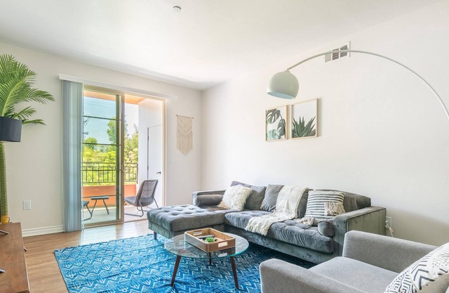 Pet-Friendly 2BR Apartment in Encino Near Parks