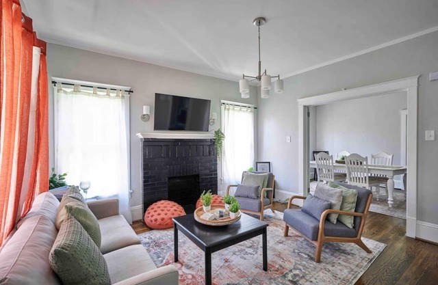 Pet Friendly 2BR Home Walk to Downtown