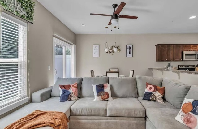 Pet friendly 3-bedroom townhome in North Kansas City close to Airport