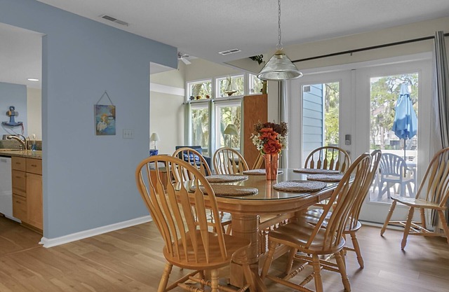 Pet Friendly, 3Bed, easy walk to Pool, Beach, Restaurants, Golf N Pickle Ball