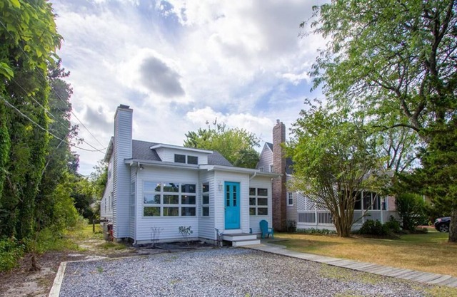 Pet Friendly 4 Bdrm Sleeps 12 by Lake Lily