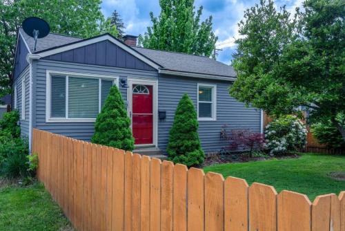 Pet-Friendly 4BR Home Fall Savings on Long Stays