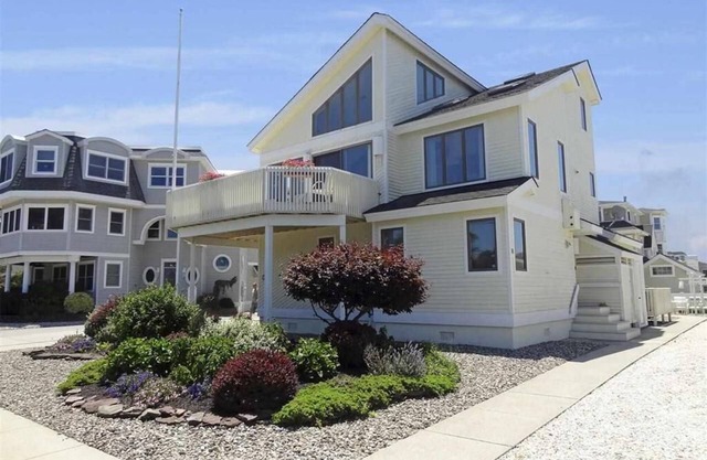 Pet Friendly, 5 Bedroom, 4 bath home close to the beach!