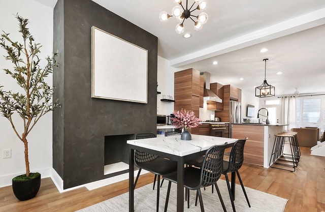 Pet friendly. 5 min to stadium & downtown. Walkable. w/ Balcony & Patio.