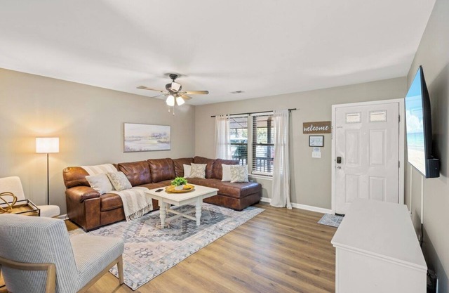 Pet friendly 5 mins to beach & Parris Island