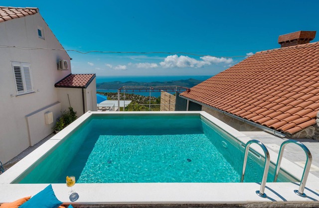 Pet friendly apartment in Dubravica