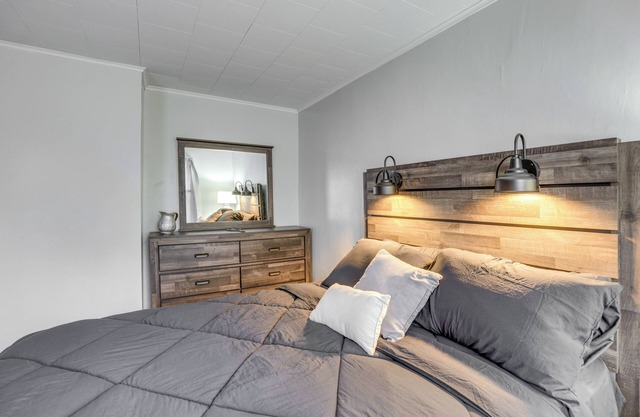 Pet-friendly Auburn Apartment w/Balcony!