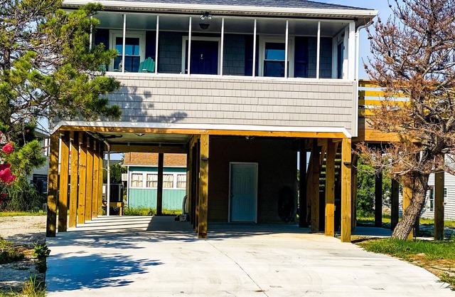 Pet friendly beach house w/Hot Tub - Short 0.4 mile walk to beach!