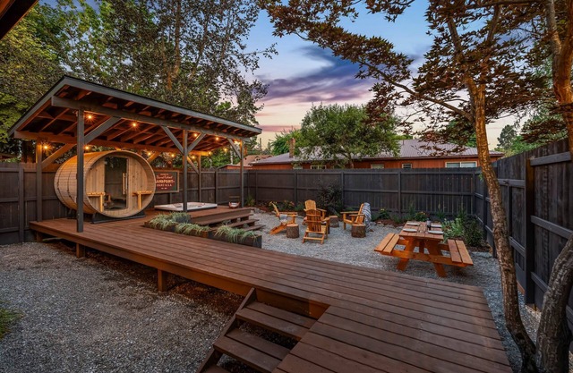 Pet friendly Boutique Townhome w/Sauna & Hot tub
