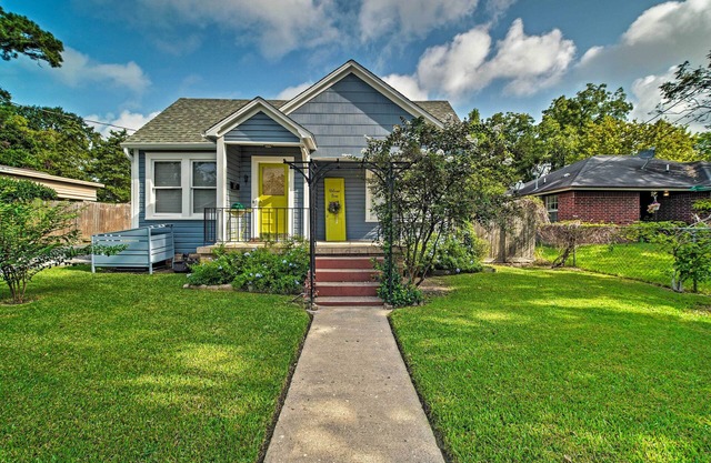 Pet-Friendly Brenham Cottage w/Yard!