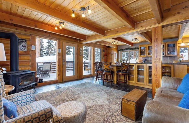 Pet-Friendly Cabin with Hot Tub & Stunning Views