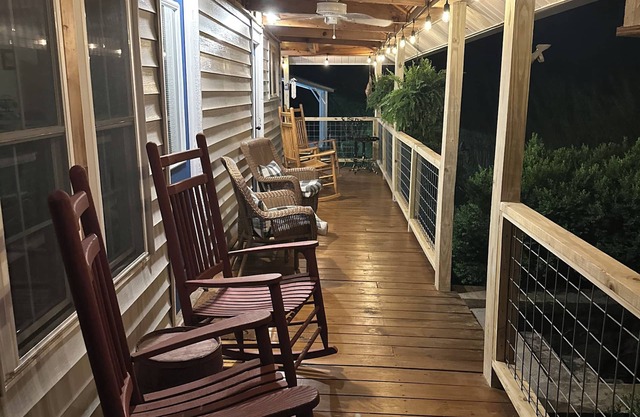 Pet friendly cabin near Tail of the Dragon.Paved driveway & covered parking