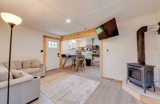 Pet-friendly Cabin w/Grill in Hillsgrove