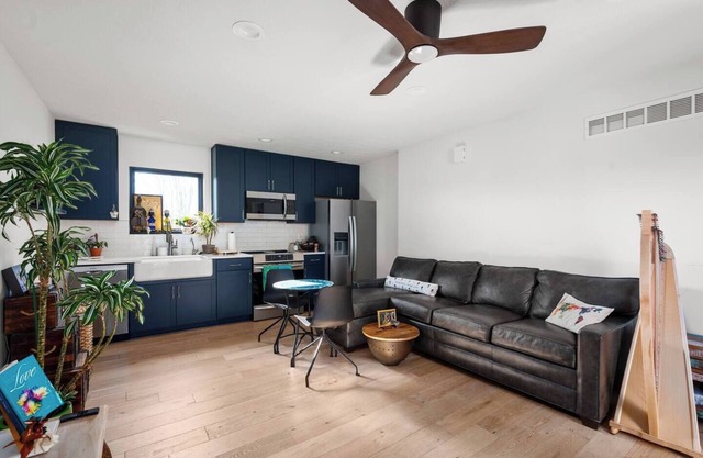 Pet-Friendly Carriage House Close to Downtown