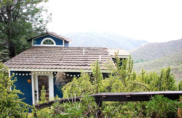 Pet Friendly Charming Cottage with Incredible Views and Hot-tub in Rainbow, California
