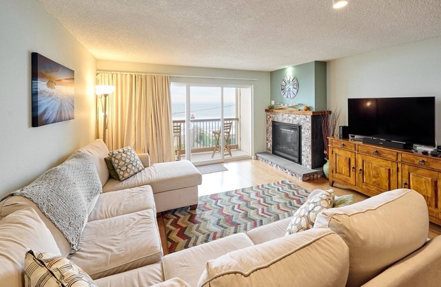 Pet Friendly Condo With Great Ocean Views. Pool And Hot Tub. Close To Chinook Winds Casino.