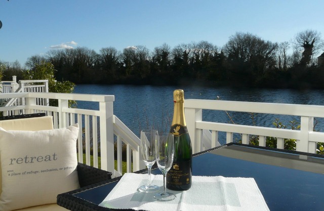 Pet Friendly Cotswold Lakeside Lodge, 3 Bed/2 bath, free parking