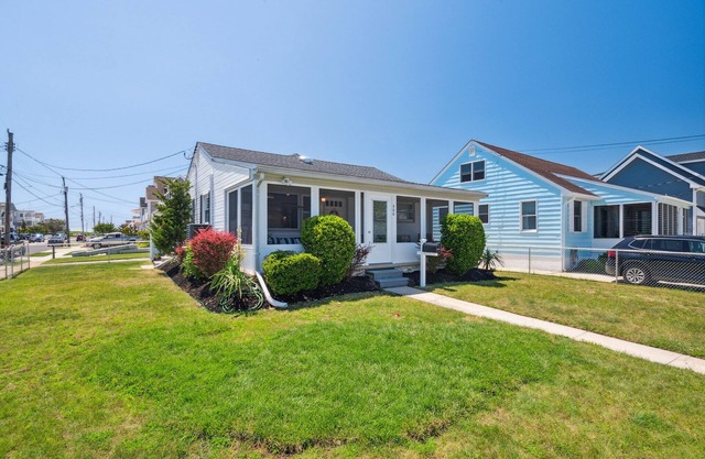 Pet-Friendly Cottage 1 Block to Beach Bay AccessnDM SPECIAL SPRING PRICES