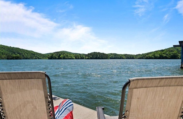 Pet friendly. Covered Dock. Lakeside Firepit. August & September dates available
