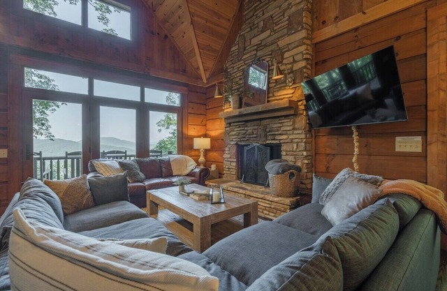 Pet-Friendly Cozy Cabin w/Long Range Mtn Views
