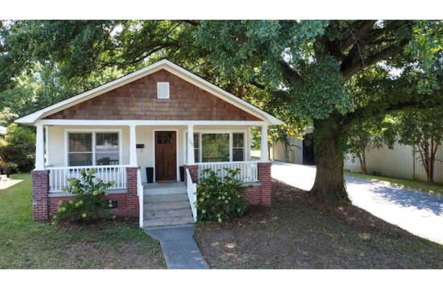 Pet Friendly Cozy NoDa Bungalow with Fenced in Backyard