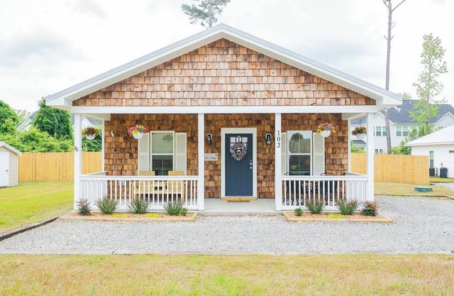 Pet Friendly Cozy Quiet Cottage: near Downtown and ILM Airport