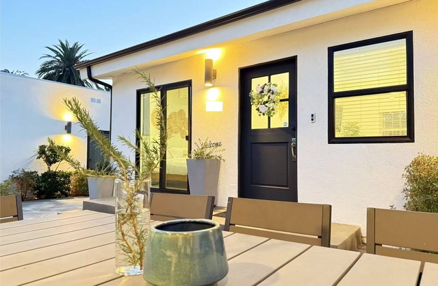 Pet Friendly Designer House in Pasadena with Outdoor Kitchen & King Bed & AC