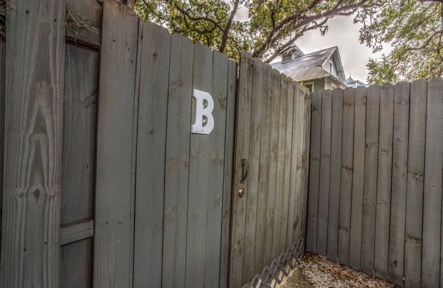 Pet Friendly duplex in the heart of the Village!