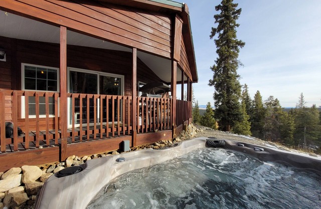 Pet Friendly, Family Friendly, Single-Level Home w/Hot Tub - Absolute Relaxation