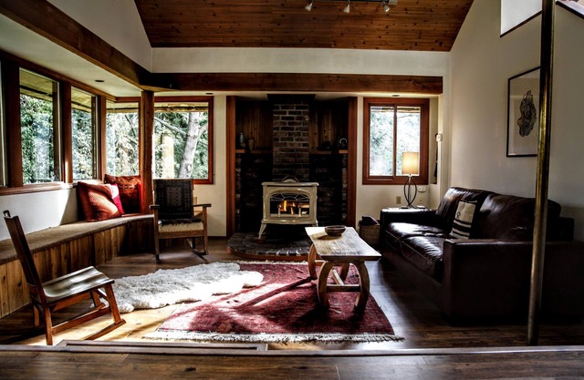 Pet-friendly/family-friendly private sanctuary on 1/2 acre . Walk to Langley.